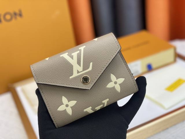 顶级原版 Victorine 钱夹本款 Victorine 钱夹以 Monogram Empreinte 软粒面皮革呈现经典 Monogram 压纹，在双色效果