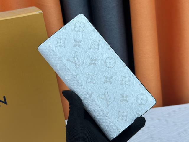 钱包 实物拍摄 自家背景 M30272这款用monogram帆布制作的brazza钱包散发着势不可挡的阳刚之气。空间充足，功能齐全，可轻易地收纳入外套口袋。可以