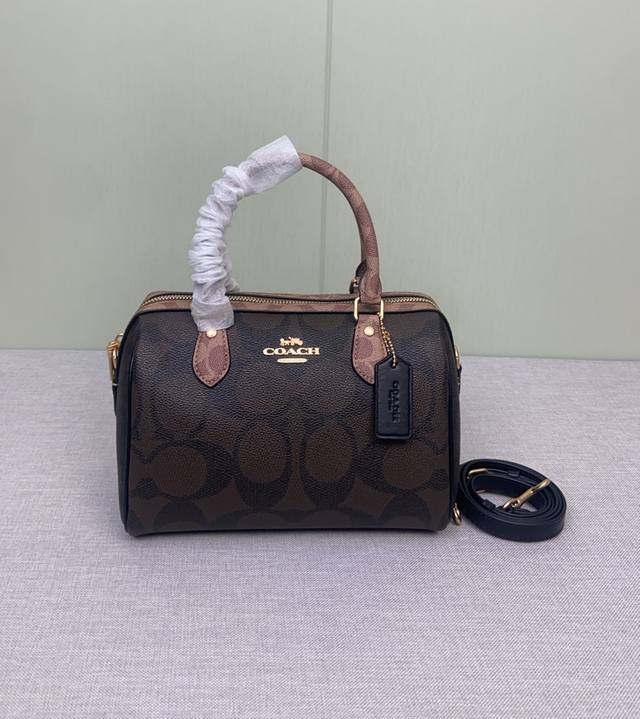 Coach 12月新品 Cy679 经典枕头包波士顿 Brynn新配色耶 大logo 撞色拼接设计的brynn有造型感，可以斜挎. 尺寸25Cm