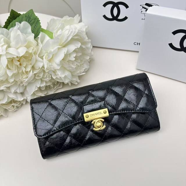 Chanel。 经典两折长款钱包，款号202513顶级皮料五金，爆裂纹菱格纹路.原版品质！细节美到淋漓尽致全套包装！尺寸10.5-19-3Cm颜色黑色，枣红色，