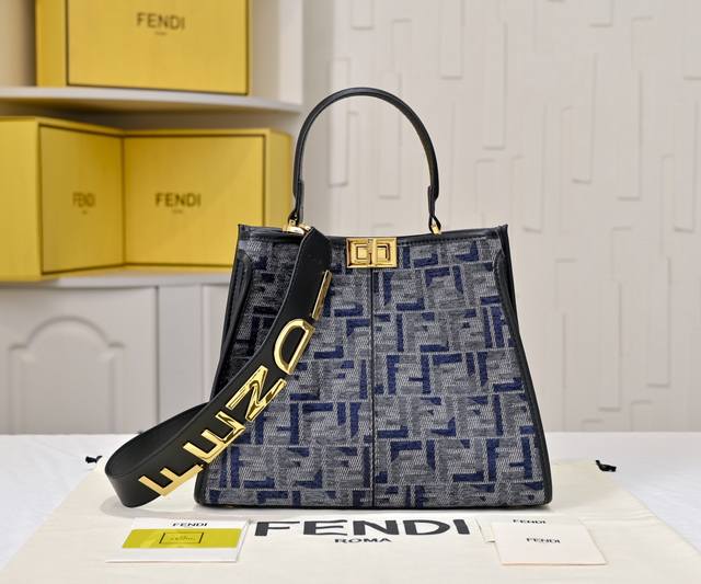 Fendi X-Lite Peekaboo系列手袋 摈弃了经典的横杠设计与中央隔层 Peekaboo X-Lite以惊艳的不规则形状闪亮登场，吸睛无数！ 手袋整