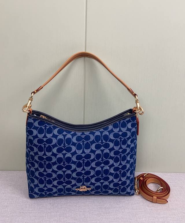 Coach12月新品牛仔流浪包到货 Cy702 最近的大热的laurel流浪包材质升级时尚丹宁牛仔材质，百搭有质感，容量超级实用，可单肩斜挎都有范儿