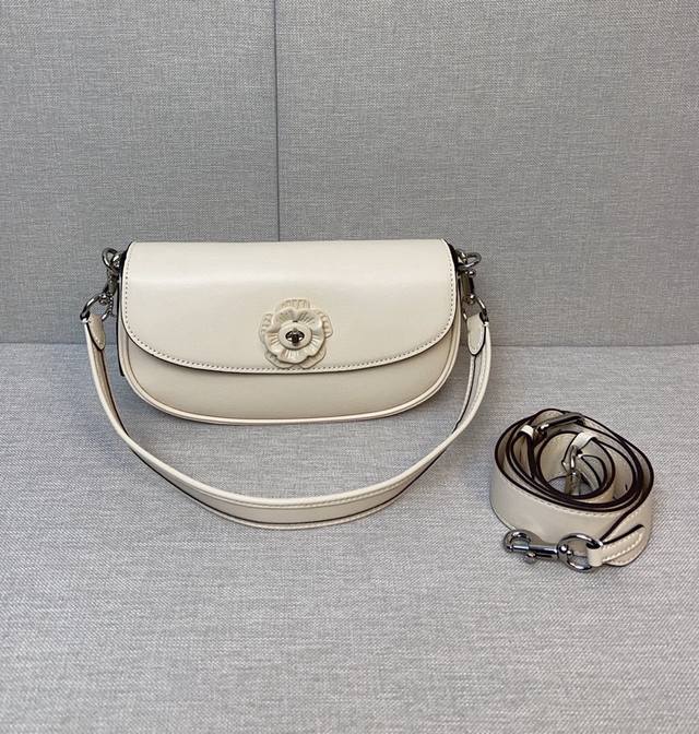 Coach 5月新品 山茶花emmy白月光cu536 Cu032 蔻驰山茶花回归~ Emmy马鞍腋下包型 Tea Rose茶玫瑰 山茶花旋锁细节都充满了浪漫。尺