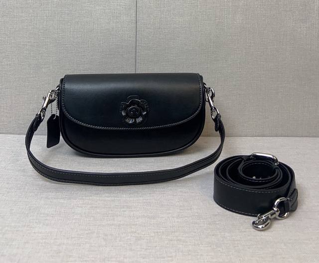 Coach 5月新品 山茶花emmy白月光cu536 Cu032 蔻驰山茶花回归~ Emmy马鞍腋下包型 Tea Rose茶玫瑰 山茶花旋锁细节都充满了浪漫。尺