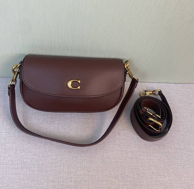 Coach Emmy 5月新品 Cr667 Cr666夏日极简白色包包奶呼呼的白色包包搭配同色金属蛮清爽滴腋下 斜挎都可 圆鼓鼓的包型很讨巧敲耐看 尺寸22 1