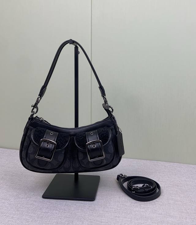 Coach Ashton Baguette12月新品 Cy658 温暖一下啦你见过哪家的包包上会搭配shirley呀手感毛茸茸，超级棒 侧面logo也非常精致哟