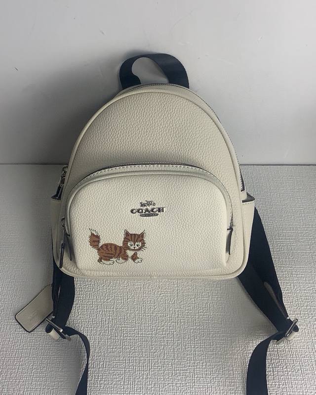 Cd277 Coach 9月新品mini猫咪米双肩包米白色鹅软石牛皮+小猫咪设计调皮可爱 双拉连设计已公服小包大容量尺寸22 20 10