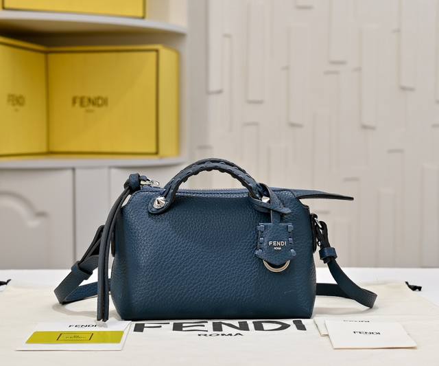 型号1013 Fendi 新品波士顿手提包～ 经典老花布料搭配小牛皮材质，双提手和吊坠，可调节可拆卸肩带，顶部拉链设计，内部配有口袋容量也是很大～ 款号：101