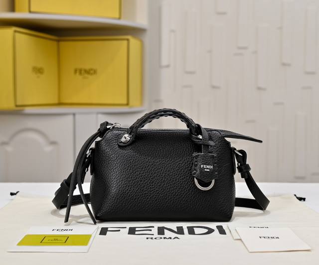 型号1013 Fendi 新品波士顿手提包～ 经典老花布料搭配小牛皮材质，双提手和吊坠，可调节可拆卸肩带，顶部拉链设计，内部配有口袋容量也是很大～ 款号：101