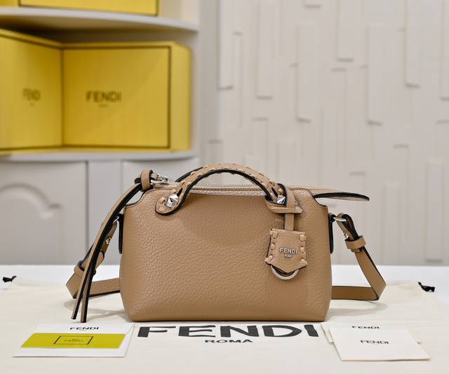 型号1013 Fendi 新品波士顿手提包～ 经典老花布料搭配小牛皮材质，双提手和吊坠，可调节可拆卸肩带，顶部拉链设计，内部配有口袋容量也是很大～ 款号：101