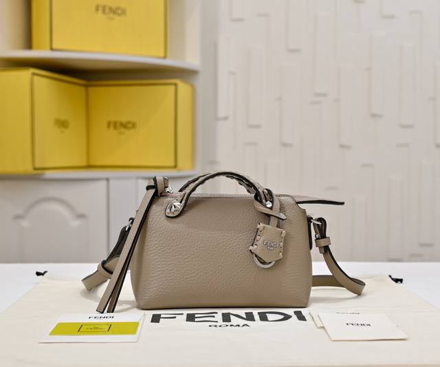 型号1013 Fendi 新品波士顿手提包～ 经典老花布料搭配小牛皮材质，双提手和吊坠，可调节可拆卸肩带，顶部拉链设计，内部配有口袋容量也是很大～ 款号：101