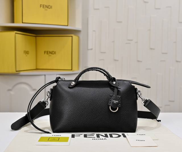 Fendi 新品波士顿手提包～ 经典老花布料搭配小牛皮材质，双提手和吊坠，可调节可拆卸肩带，顶部拉链设计，通过拉链隔层袋分割出两个内侧夹层以及两个口袋。 款号：