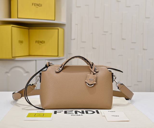 Fendi 新品波士顿手提包～ 经典老花布料搭配小牛皮材质，双提手和吊坠，可调节可拆卸肩带，顶部拉链设计，通过拉链隔层袋分割出两个内侧夹层以及两个口袋。 款号：