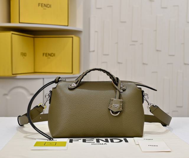 Fendi 新品波士顿手提包～ 经典老花布料搭配小牛皮材质，双提手和吊坠，可调节可拆卸肩带，顶部拉链设计，通过拉链隔层袋分割出两个内侧夹层以及两个口袋。 款号：