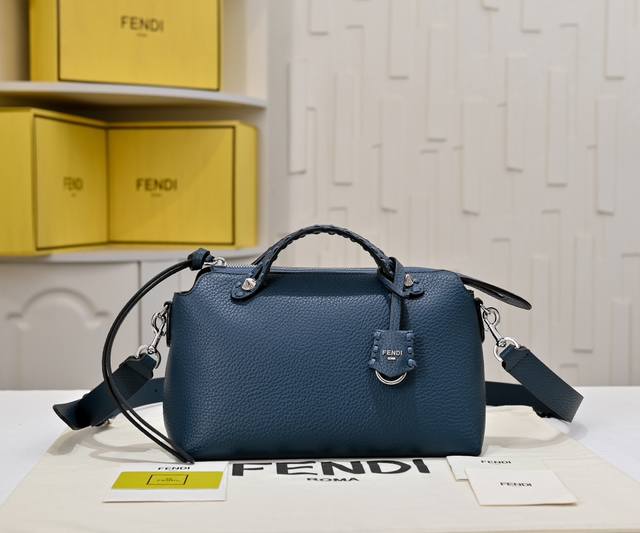 Fendi 新品波士顿手提包～ 经典老花布料搭配小牛皮材质，双提手和吊坠，可调节可拆卸肩带，顶部拉链设计，通过拉链隔层袋分割出两个内侧夹层以及两个口袋。 款号：