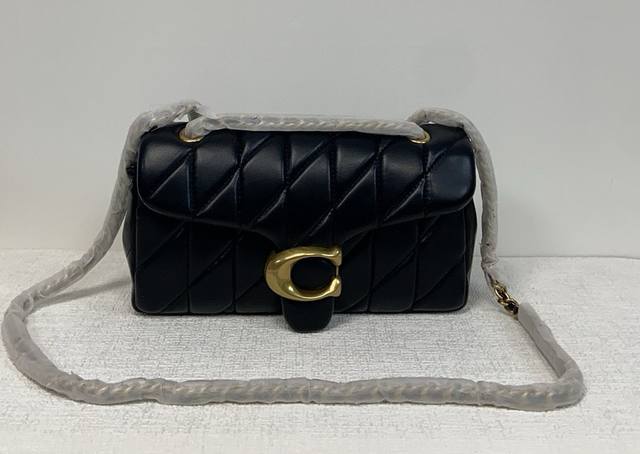 Coach 2月新品 C C P197 Quilting Tabby珩缝工艺的链条tabby 酷酷的暗黑扣，低调又高级的银色扣 选一个你喜欢的尺寸和颜色吧