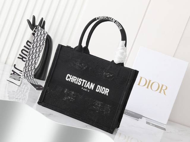 独家实物拍摄 原单 Dior Book Tote 托特 黑太阳神蕾丝小26Cm 这款 Book Tote手袋由女装创意总监玛丽亚 嘉茜娅 蔻丽 Maria Gr