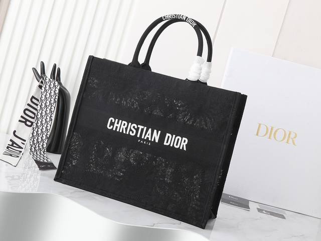 独家实物拍摄 原单 Dior Book Tote 托特 黑太阳神蕾丝大42Cm 这款 Book Tote手袋由女装创意总监玛丽亚 嘉茜娅 蔻丽 Maria Gr