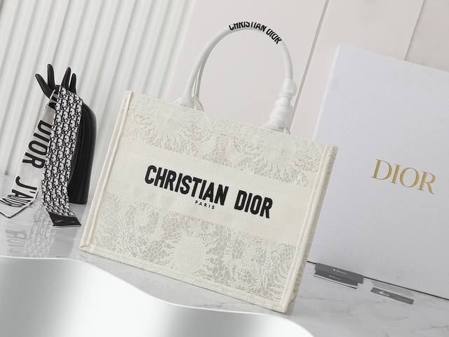 独家实物拍摄 原单 Dior Book Tote 托特 白太阳神蕾丝中36Cm 这款 Book Tote手袋由女装创意总监玛丽亚 嘉茜娅 蔻丽 Maria Gr