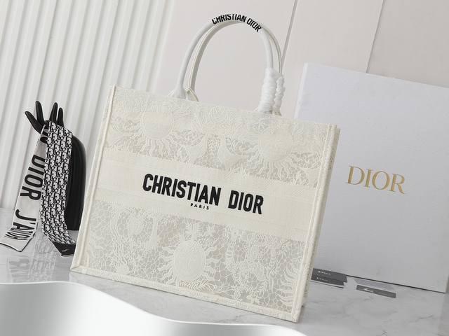 独家实物拍摄 原单 Dior Book Tote 托特 白太阳神蕾丝大42Cm 这款 Book Tote手袋由女装创意总监玛丽亚 嘉茜娅 蔻丽 Maria Gr