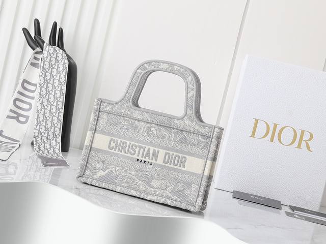 独家实物拍摄 迷你 原单 Dior Book Tote 托特 粉色d迷你22Cm 这款 Book Tote手袋由女装创意总监玛丽亚 嘉茜娅 蔻丽 Maria G