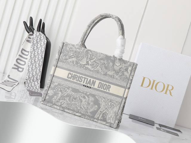 独家实物拍摄 小 原单 Dior Book Tote 托特 老虎小26Cm 这款 Book Tote手袋由女装创意总监玛丽亚 嘉茜娅 蔻丽 Maria Graz