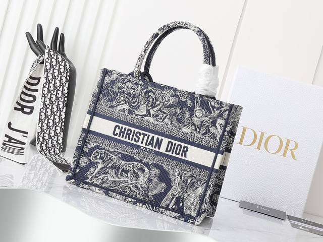 独家实物拍摄 小 原单 Dior Book Tote 托特 老虎小26Cm 这款 Book Tote手袋由女装创意总监玛丽亚 嘉茜娅 蔻丽 Maria Graz