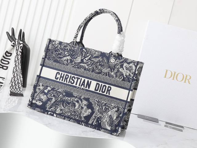 独家实物拍摄 中 原单 Dior Book Tote 托特 老虎中36Cm 这款 Book Tote手袋由女装创意总监玛丽亚 嘉茜娅 蔻丽 Maria Graz