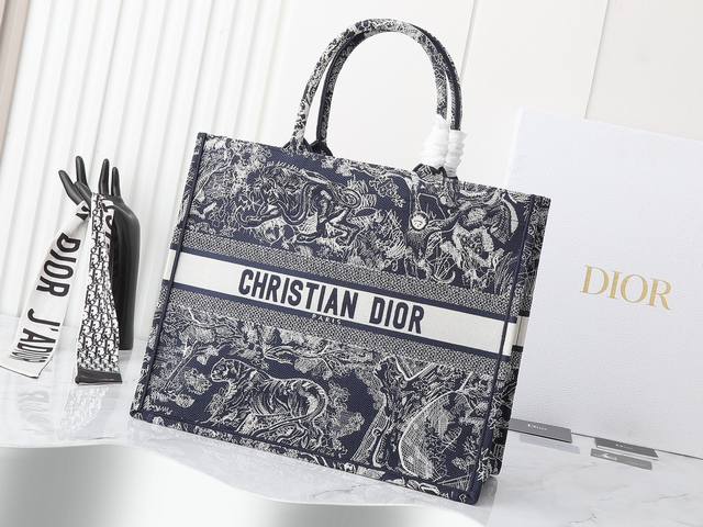 独家实物拍摄 大 原单 Dior Book Tote 托特 老虎42Cm 这款 Book Tote手袋由女装创意总监玛丽亚 嘉茜娅 蔻丽 Maria Grazi