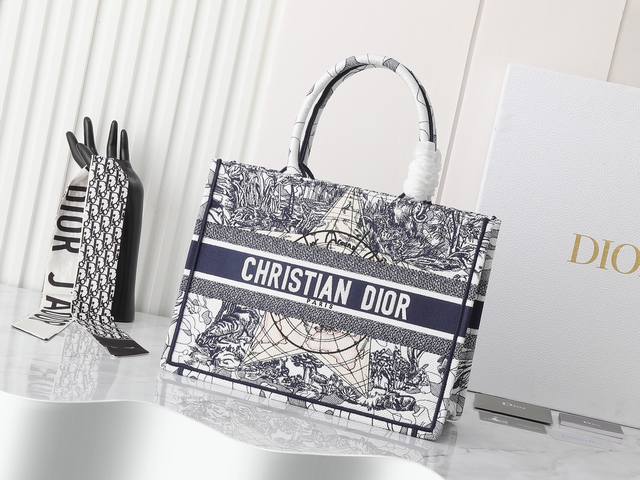 独家实物拍摄 中 原单 Dior Book Tote 托特 五角星中36Cm 这款 Book Tote手袋由女装创意总监玛丽亚 嘉茜娅 蔻丽 Maria Gra