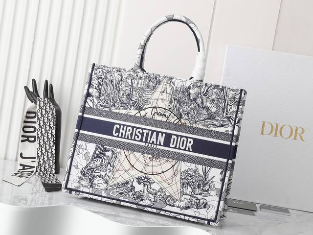 独家实物拍摄 大 原单 Dior Book Tote 托特 五角星大42Cm 这款 Book Tote手袋由女装创意总监玛丽亚 嘉茜娅 蔻丽 Maria Gra