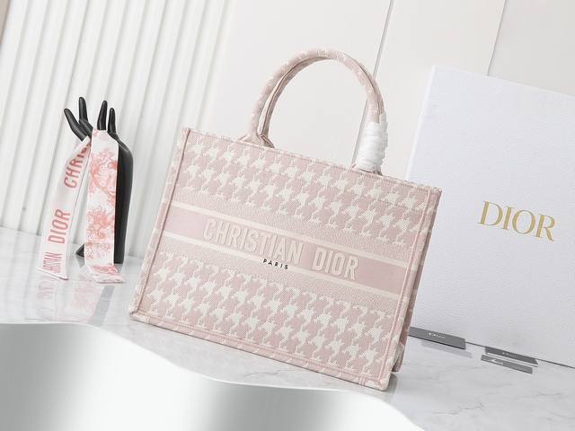 独家实物拍摄 中 原单 Dior Book Tote 托特 粉千鸟中36Cm 这款 Book Tote手袋由女装创意总监玛丽亚 嘉茜娅 蔻丽 Maria Gra