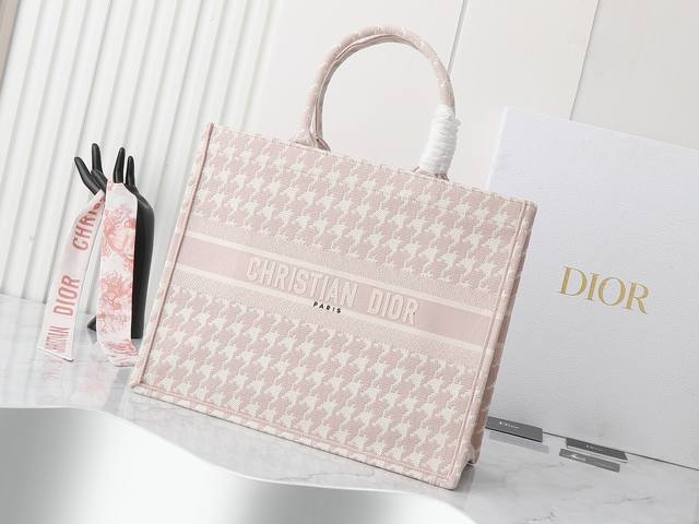 独家实物拍摄 大 原单 Dior Book Tote 托特 粉千鸟大42Cm 这款 Book Tote手袋由女装创意总监玛丽亚 嘉茜娅 蔻丽 Maria Gra