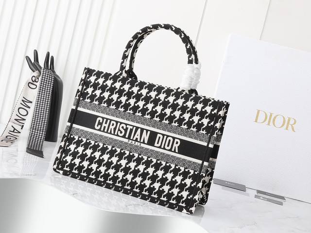 独家实物拍摄 中 原单 Dior Book Tote 托特 黑千鸟中36Cm 这款 Book Tote手袋由女装创意总监玛丽亚 嘉茜娅 蔻丽 Maria Gra