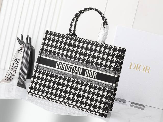 独家实物拍摄 大 原单 Dior Book Tote 托特 黑千鸟大42Cm 这款 Book Tote手袋由女装创意总监玛丽亚 嘉茜娅 蔻丽 Maria Gra