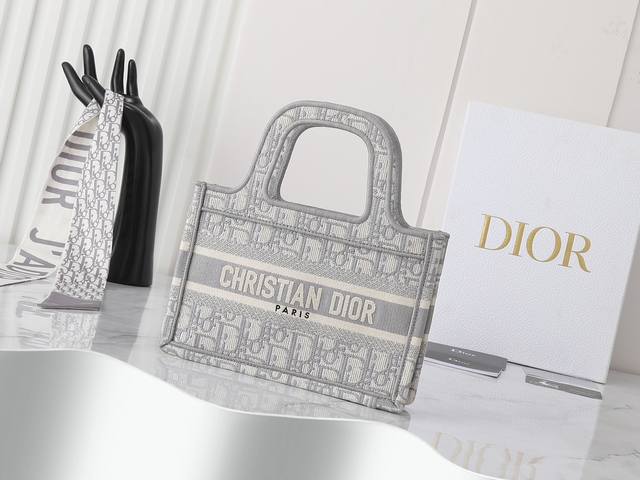 独家实物拍摄 迷你 原单 Dior Book Tote 托特 灰色d迷你22Cm 这款 Book Tote手袋由女装创意总监玛丽亚 嘉茜娅 蔻丽 Maria G