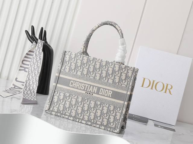 独家实物拍摄 小 原单 Dior Book Tote 托特 灰色d小26Cm 这款 Book Tote手袋由女装创意总监玛丽亚 嘉茜娅 蔻丽 Maria Gra