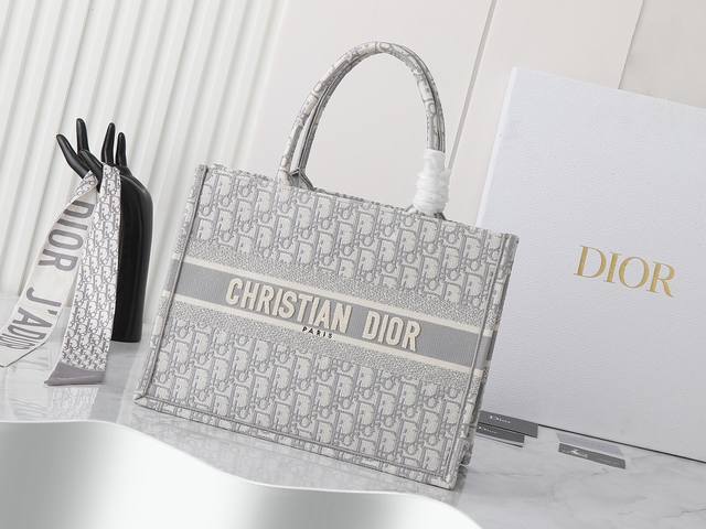 独家实物拍摄 中 原单 Dior Book Tote 托特 灰色d中36Cm 这款 Book Tote手袋由女装创意总监玛丽亚 嘉茜娅 蔻丽 Maria Gra