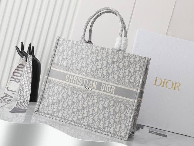 独家实物拍摄 大 原单 Dior Book Tote 托特 灰色d大42Cm 这款 Book Tote手袋由女装创意总监玛丽亚 嘉茜娅 蔻丽 Maria Gra