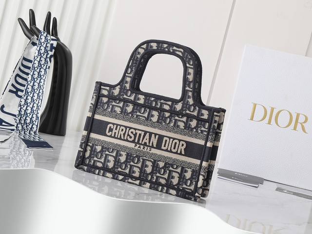 独家实物拍摄 迷你 原单 Dior Book Tote 托特 深蓝d迷你22Cm 这款 Book Tote手袋由女装创意总监玛丽亚 嘉茜娅 蔻丽 Maria G