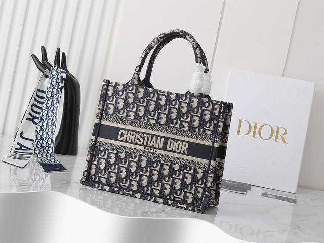 独家实物拍摄 小 原单 Dior Book Tote 托特 深蓝d小26Cm 这款 Book Tote手袋由女装创意总监玛丽亚 嘉茜娅 蔻丽 Maria Gra