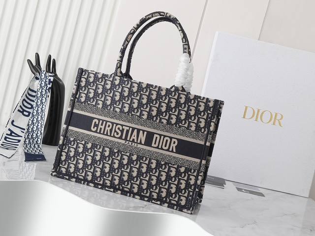 独家实物拍摄 中 原单 Dior Book Tote 托特 深蓝d中36Cm 这款 Book Tote手袋由女装创意总监玛丽亚 嘉茜娅 蔻丽 Maria Gra