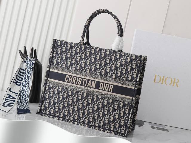 独家实物拍摄 大 原单 Dior Book Tote 托特 深蓝d大42Cm 这款 Book Tote手袋由女装创意总监玛丽亚 嘉茜娅 蔻丽 Maria Gra