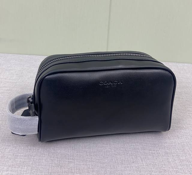 新品 Coach 蔻驰奥莱 老花2515 平纹2522 经典标志老花小号旅行用品包 化妆包 收纳包，人造革配牛皮革，内置多功能袋，拉链封口，织布衬里，垂直长度4