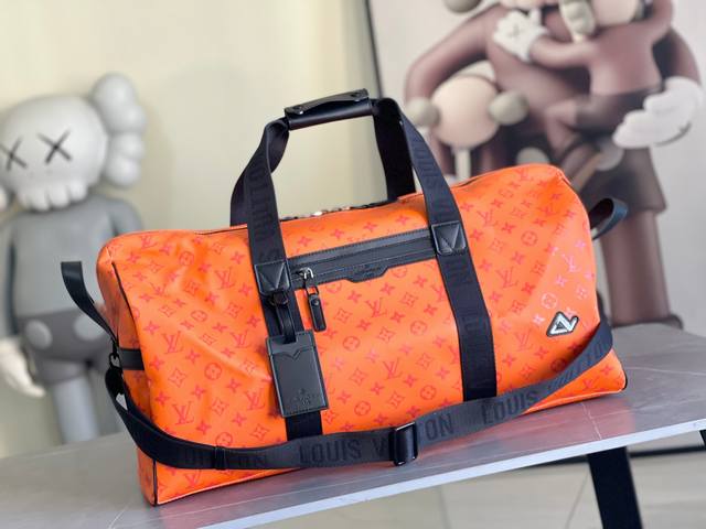 顶级原单型号12724 Virgil Abloh 将 Basketball Keepall 55 旅行袋由品牌档案引向篮球赛场，为经典设计渲染 Nba 标志色彩