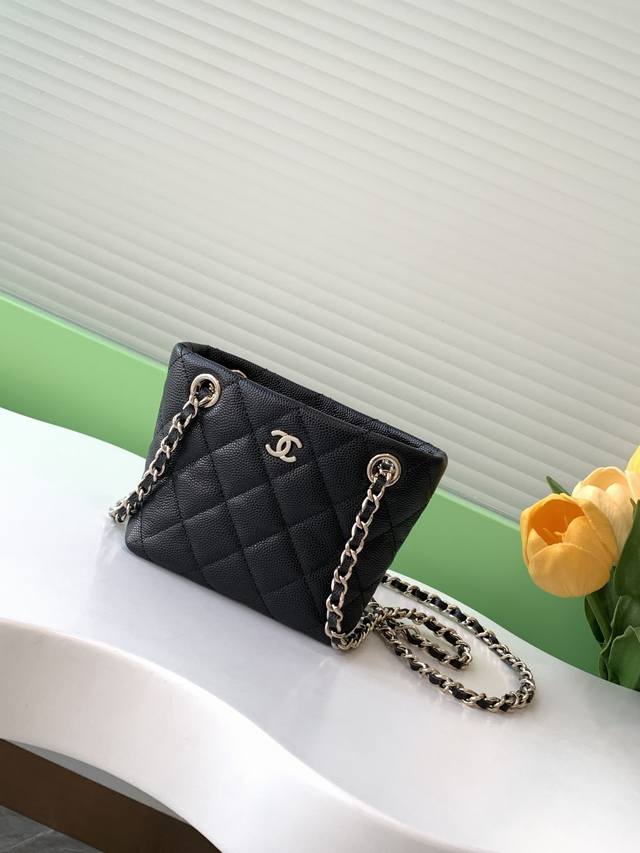 Chanel25Cm Samini Tote 实用不失百搭 小巧迷你的包身，与tote的造型结合，宛如手中的黑色宝石 崇拜 金色双c标志闪耀着耀眼的光芒，为整体