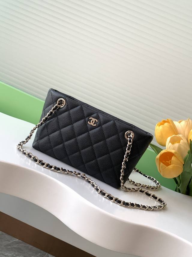 Chanel25Cm Samini Tote 实用不失百搭 小巧迷你的包身，与tote的造型结合，宛如手中的黑色宝石 崇拜 金色双c标志闪耀着耀眼的光芒，为整体