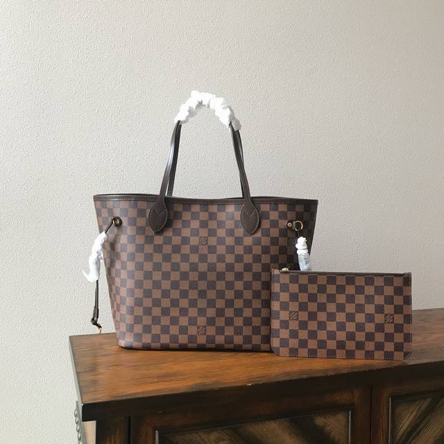 免税版neverfull 中号手袋 N41358中号咖啡格红里 极具传奇色彩的 Neverfull 手袋总是能够满足您对手提包的各种需要。 容量大却不显笨重，挺