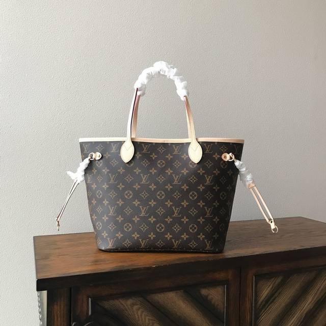 免税版 Neverfull 中号手袋 M41177老花中号红色内里 路易威登全新演绎 Neverfull 经典手袋，探索袋内精致细节。重新设计的内袋采用了清新的