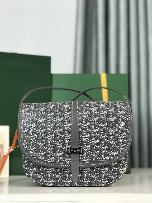 配套原版包装甲丝带 全新推出的goyard Belvédère 二代 Belvédère包最经典的特质：简约优雅，轻便实用。单狭带扣流畅地穿过金属环，开关自如；